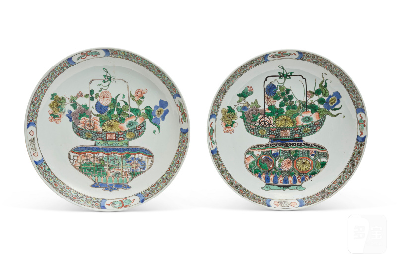 清康熙 五彩花籃紋盤 一對  CHINA, QING DYNASTY, KANGXI PERIOD (1662-1722)